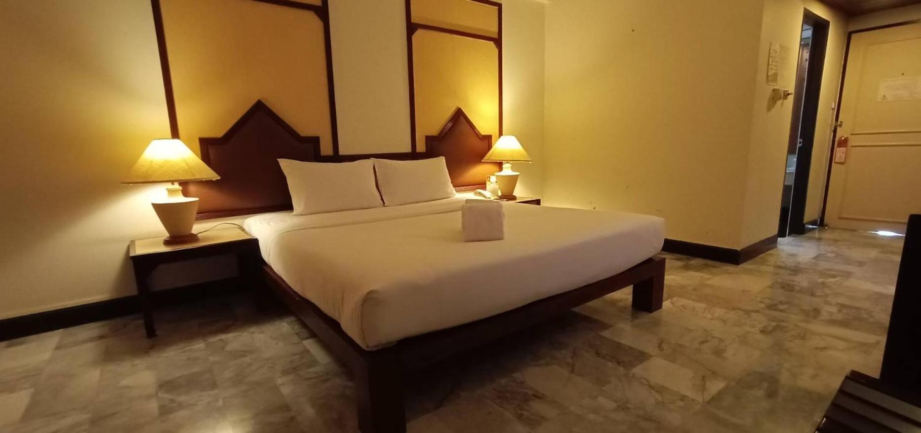 Seeharaj Hotel Uttaradit Exteriör bild